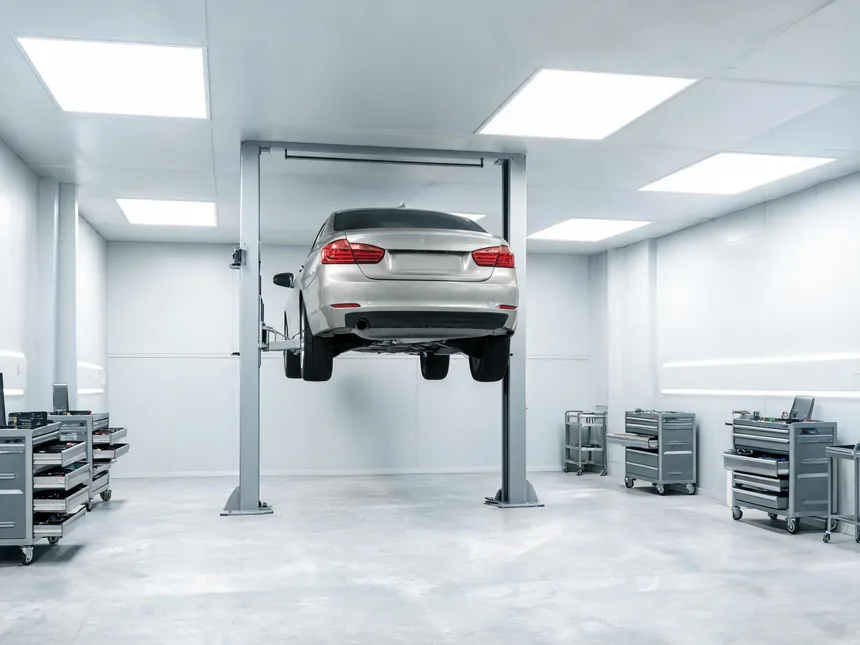 Moderne Kfz-Werkstatt mit Hebebühne