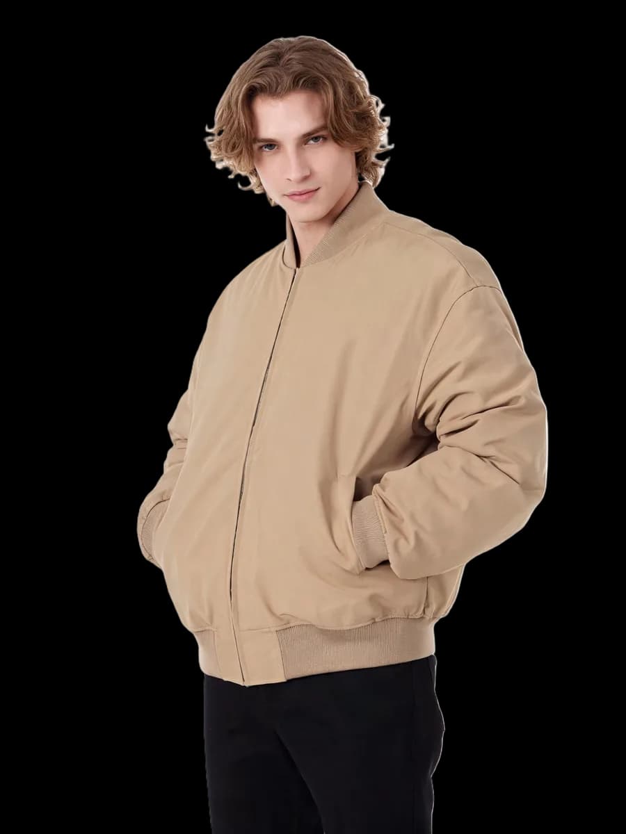 Modell in sandfarbener Jacke, freigestellt