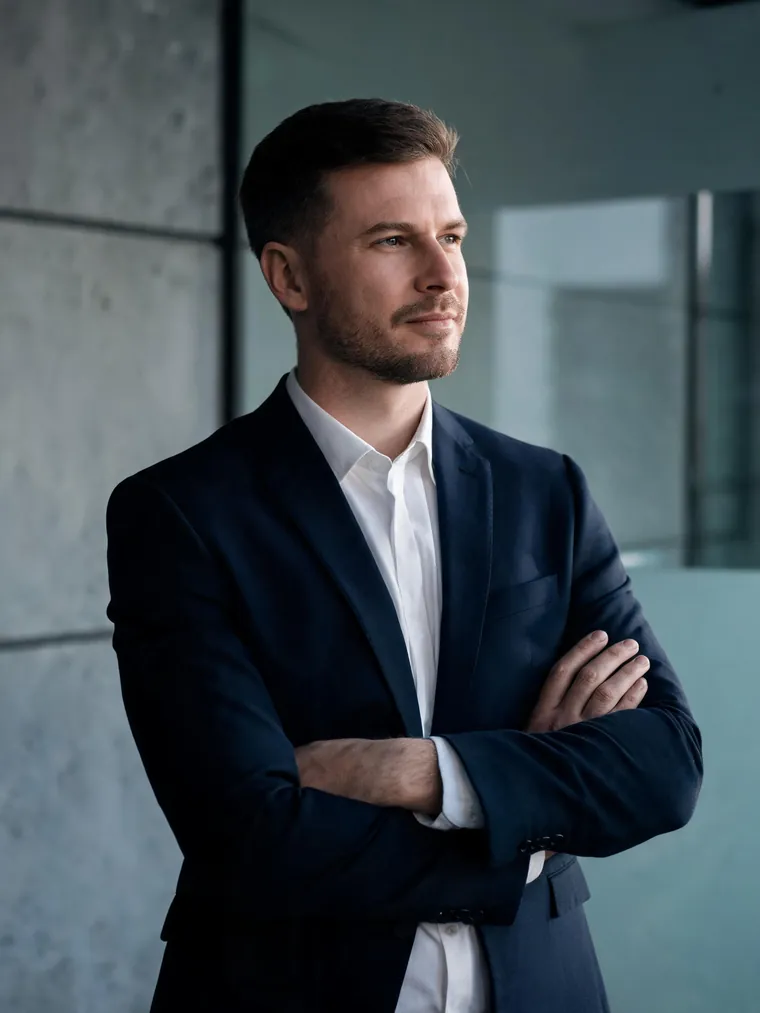 Portrait eines Anwalts vor einer Betonwand
